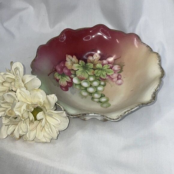 LOVELY BAVARIAN "PRINCE REGENT" GRAPES MOTIF SCALLOPED GILDED EDGE BOWL - Picture 1 of 16